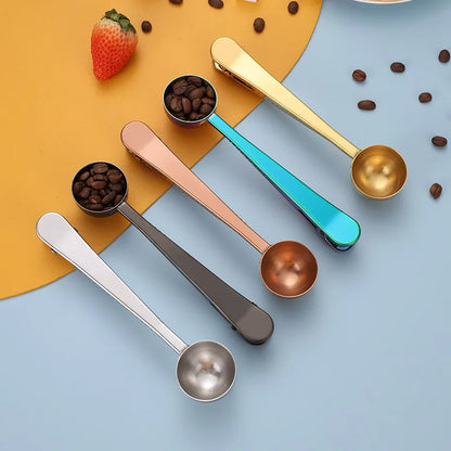 ملعقة قهوة ومشبك إغلاق من الفولاذ المقاوم للصدأ 2 في 1 من DecorBites™ - ملحق مطبخ ذهبي