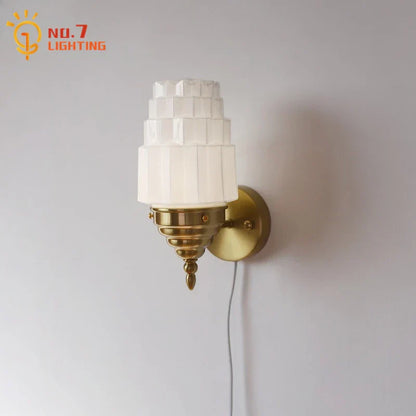 Lámpara de pared LED DecorBites™ de cristal color crema, con diseño de hierro forjado cromado/dorado, ideal para sala de estar o dormitorio.