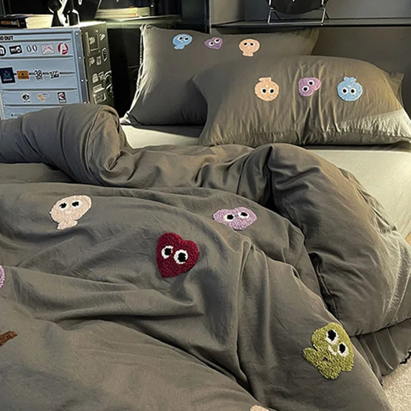 طقم أغطية سرير مطرزة برسومات كرتونية من القطن من DecorBites™: غطاء لحاف، ملاءة سرير، أغطية وسائد