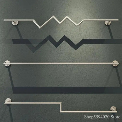 Estante tipo escalera de hierro dorado DecorBites™ para colgar ropa y exhibir prendas con estilo.