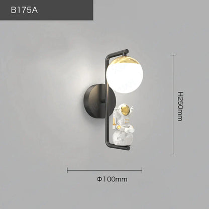 ديكوربايتس™ مصباح حائط للأطفال على شكل رائد فضاء: وحدة إضاءة عصرية لغرفة النوم بتصميم فضائي