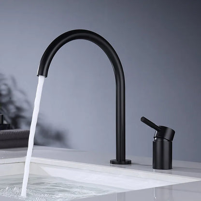 صنبور حوض الحمام الأسود DecorBites™: صنبور حوض حمام ذو فتحتين باللون الذهبي المصقول مع فوهة دوارة