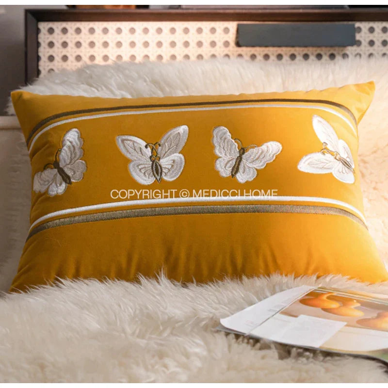 Funda de cojín decorativa DecorBites™ French Night de terciopelo con mariposas bordadas