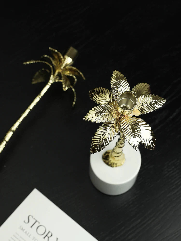 Candelabro DecorBites™ de metal dorado con base de mármol blanco Volakos para una decoración de hogar de lujo