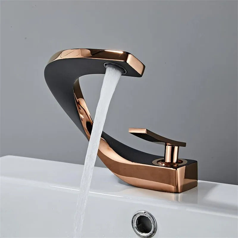 Grifo mezclador para lavabo DecorBites™ negro, acabado dorado cepillado, para baño, agua fría y caliente, cromado.
