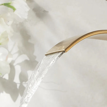 صنبور حمام DecorBites™ الذهبي: صنبور خلاط شلال حوض نحاسي باللون الذهبي الوردي