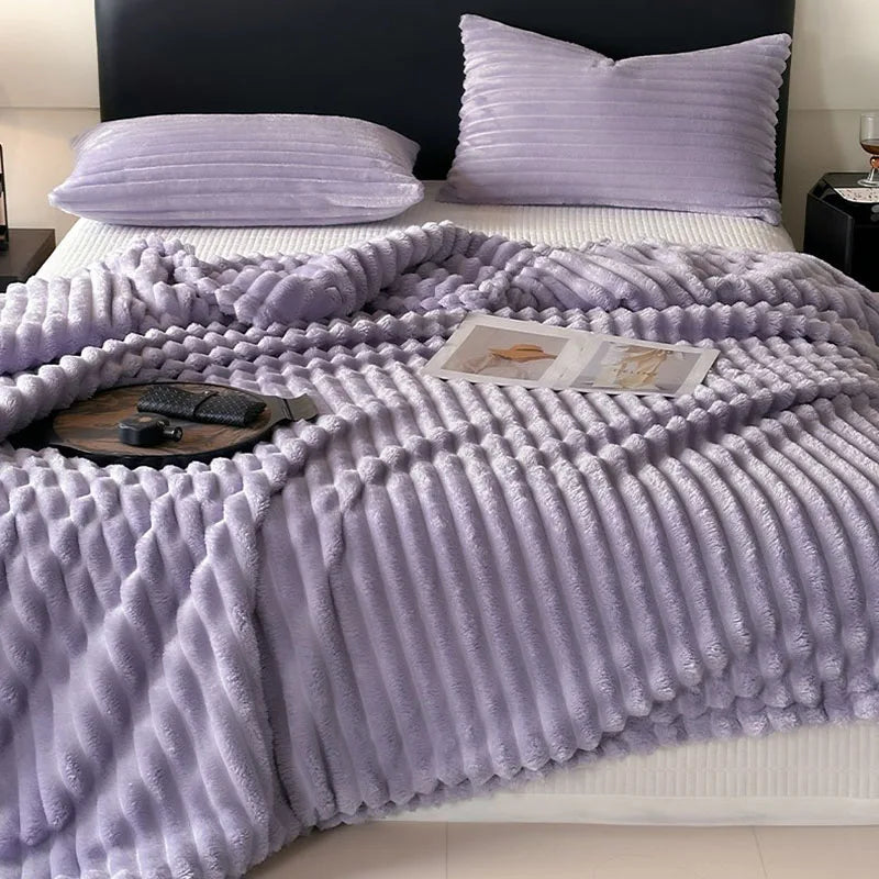 Manta DecorBites™ de forro polar coralino a rayas, color liso, ideal para el invierno. Funda para sofá, tamaños Queen y King.