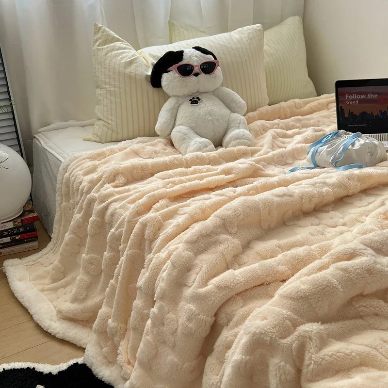 Manta DecorBites™ Cozy Lamb Wool Flower Jacquard: Edredón de lujo de color liso para sofá, ideal para el invierno