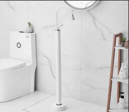 Grifo de bañera de pie DecorBites™ de latón negro con diseño de gota de agua larga