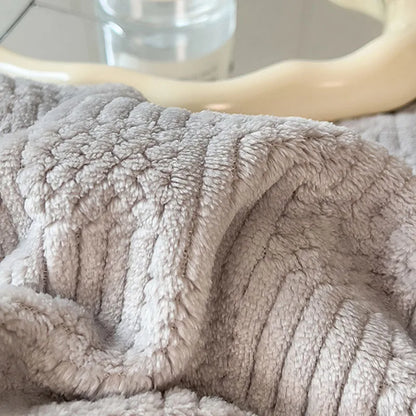 Manta de terciopelo de punto a rayas acogedora DecorBites™