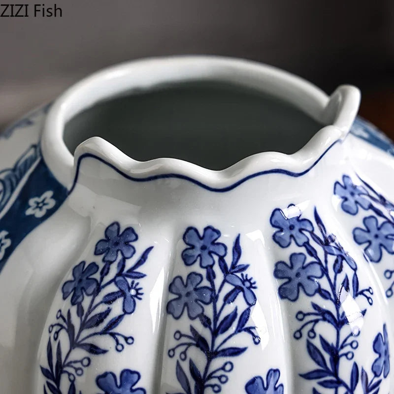 ديكور مكتب DecorBites™ مزهرية من البورسلين باللونين الأزرق والأبيض مع زهور صناعية