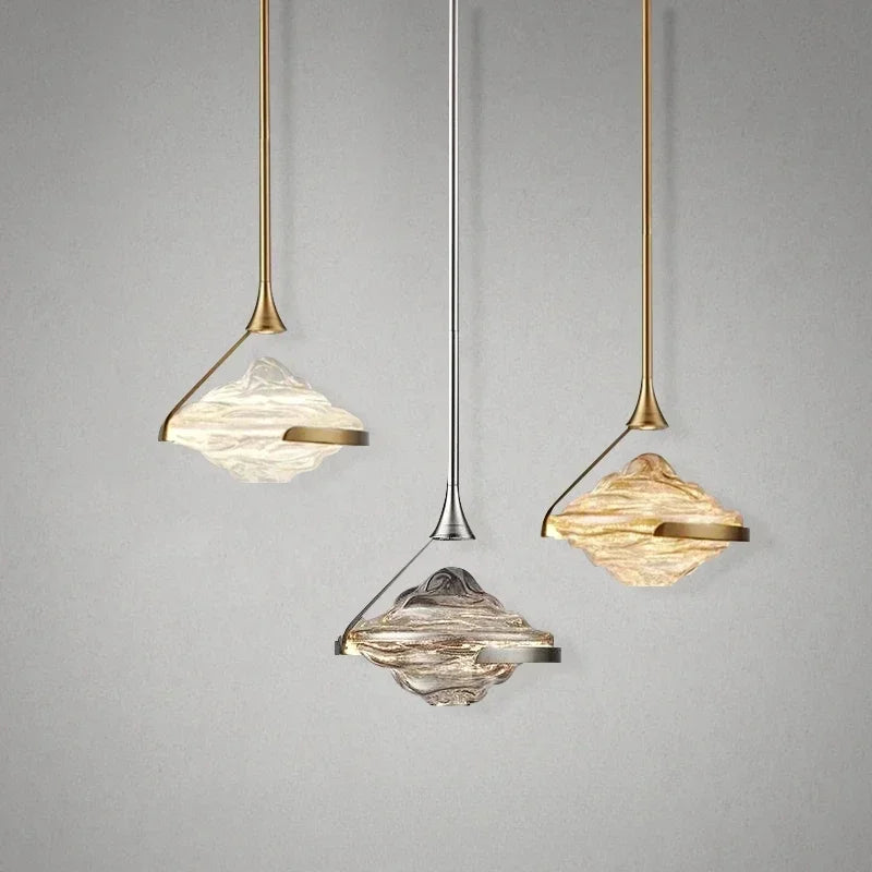 Lámpara colgante LED dorada DecorBites™: Estilo moderno y lujoso para dormitorio, sala de estar y comedor.