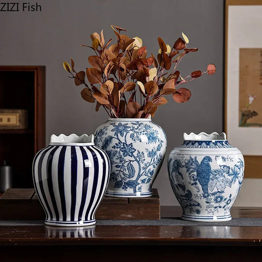 ديكور مكتب DecorBites™ مزهرية من البورسلين باللونين الأزرق والأبيض مع زهور صناعية