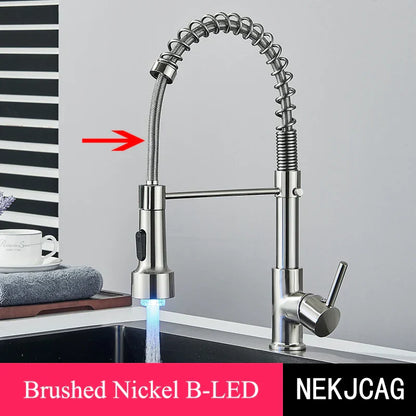 Grifo de cocina DecorBites™ con luz LED en oro cepillado: Grifo monomando extraíble con resorte para fregadero