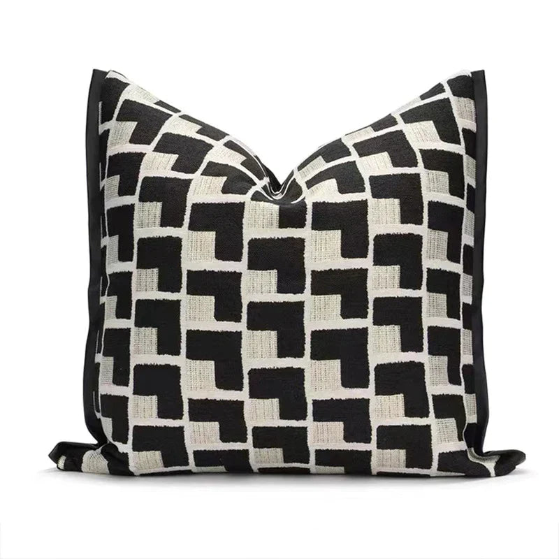 Funda de cojín DecorBites™ con textura geométrica en negro y dorado para una decoración elegante del salón.