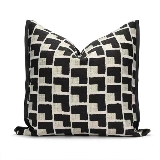 غطاء وسادة DecorBites™ بتصميم هندسي باللون الأسود والذهبي لديكور غرفة المعيشة الأنيق