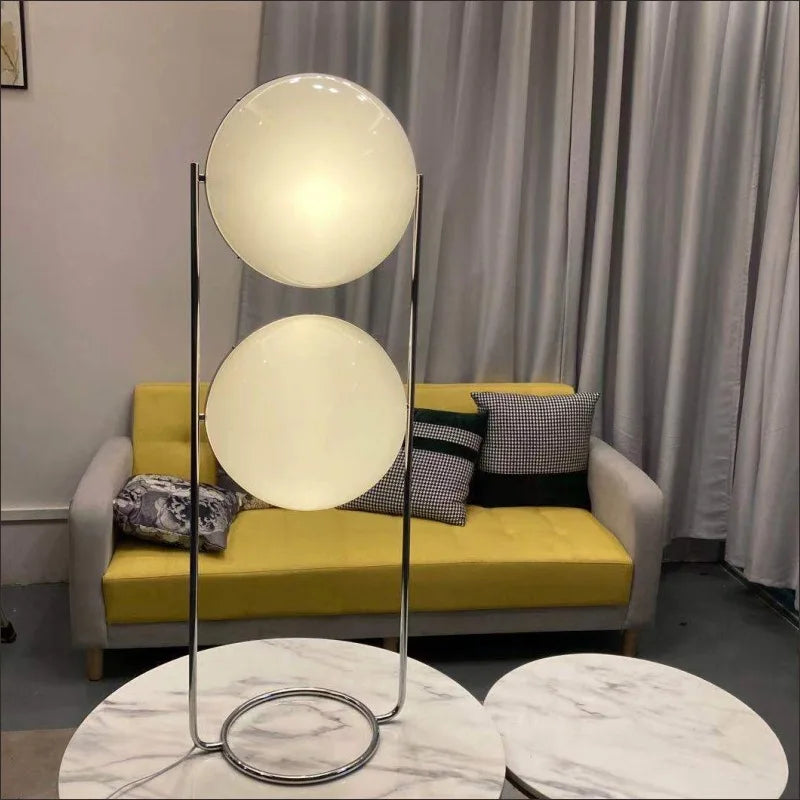 Lámpara de pie LED Decorbites™ de metal cromado para sala de estar con bola de acrílico blanco