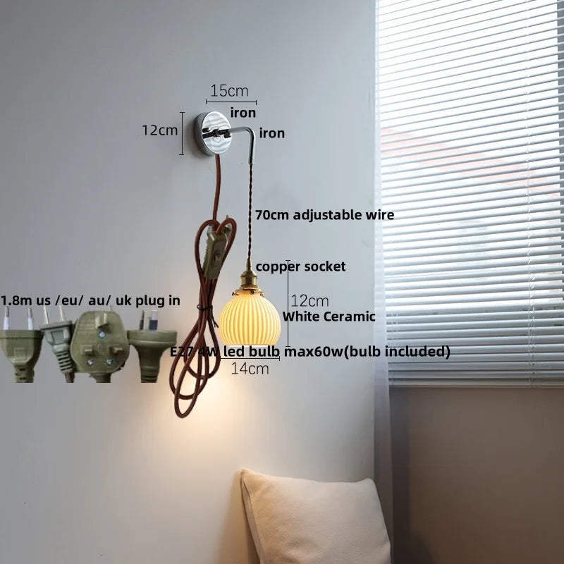 Lámpara de pared LED DecorBites™ con dosel de cerámica, cable ajustable e interruptor de cadena.