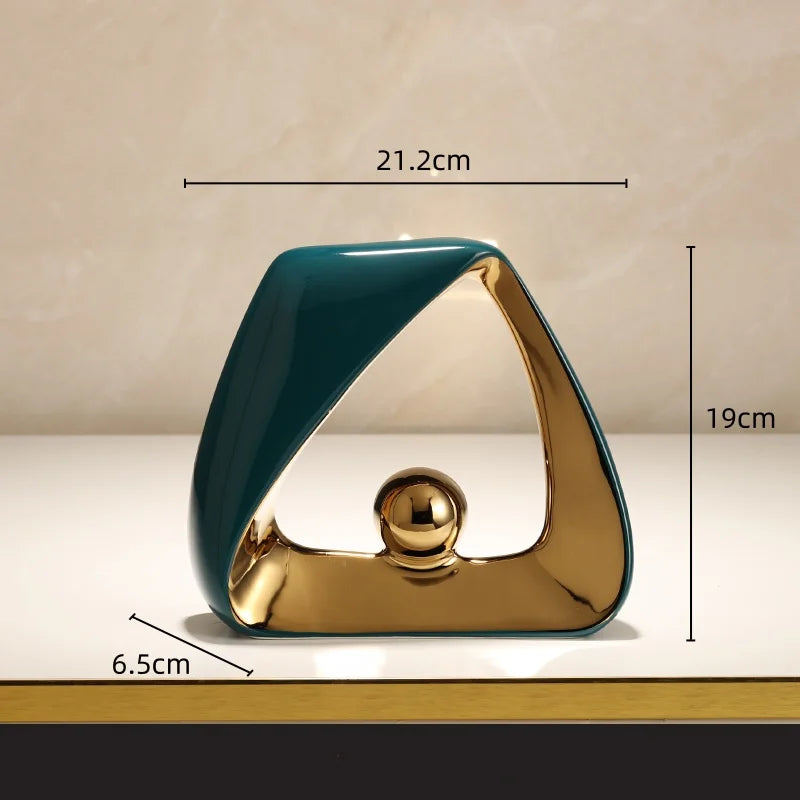 Escultura de esqueleto con triángulos geométricos y bola dorada DecorBites™: Figura decorativa abstracta para el hogar
