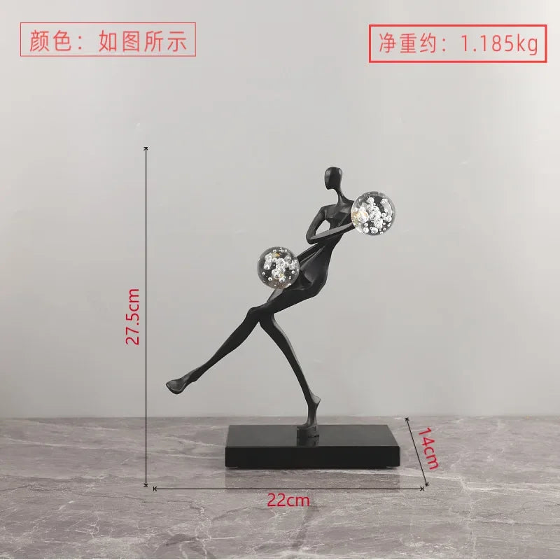 Figura escultórica acrobática de un hombre dorado bailando sobre una bola de cristal DecorBites™ para decoración del hogar