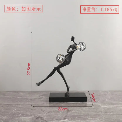 Figura escultórica acrobática de un hombre dorado bailando sobre una bola de cristal DecorBites™ para decoración del hogar