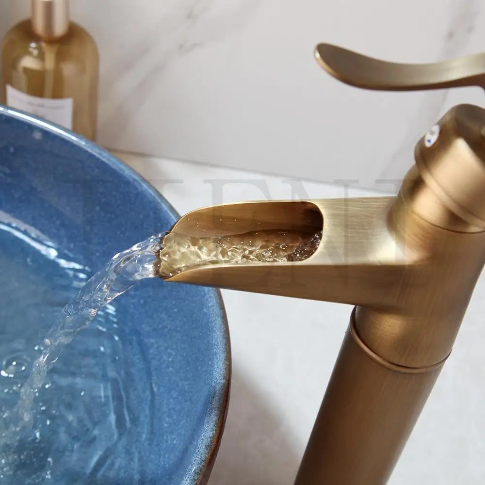 Grifo mezclador giratorio para baño DecorBites™ de latón antiguo con un solo mando