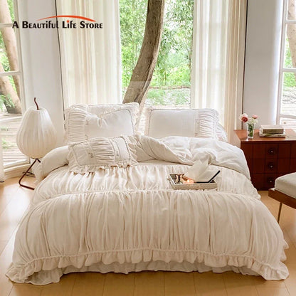 Juego de cama DecorBites™ con volantes de encaje plisado francés, funda nórdica de terciopelo polar y flores bordadas.