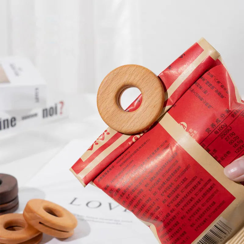 مشبك كيس الكعك المصنوع من خشب الجوز الأسود من DecorBites™: مشبك إغلاق خشبي لتنظيم مطبخك بشكل أنيق