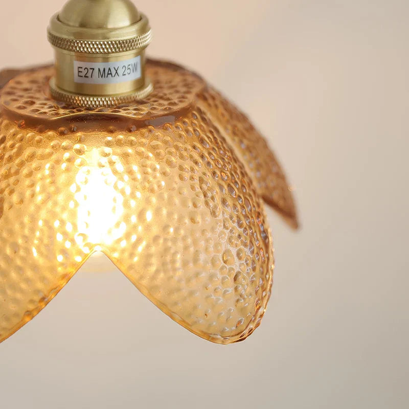 مصباح معلق LED زجاجي كهرماني من DecorBites™ بتصميم عصري من النحاس