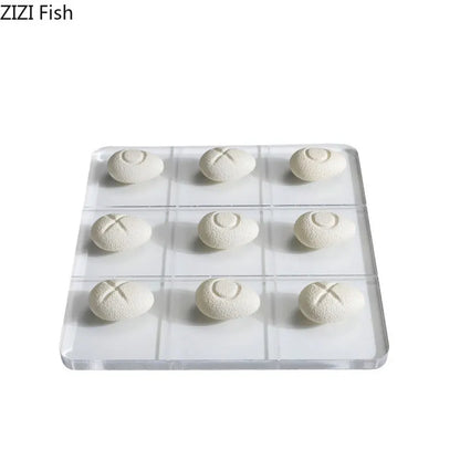 مجموعة رقعة شطرنج تيك تاك تو من ديكوربايتس™ مصنوعة من الأكريليك مع قطع من الراتنج