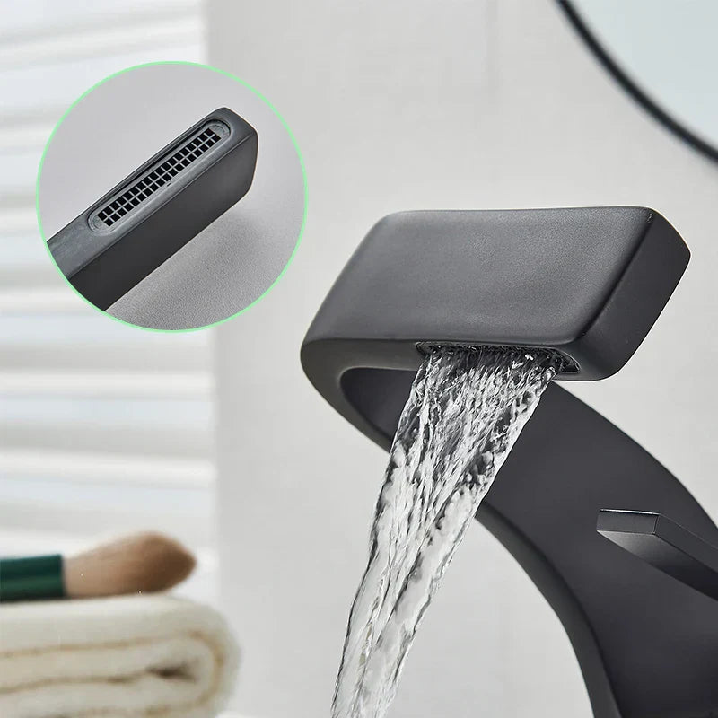 صنبور حوض حمام DecorBites™ أسود اللون مع خلاط ساخن وبارد مثبت على السطح بتصميم بسيط