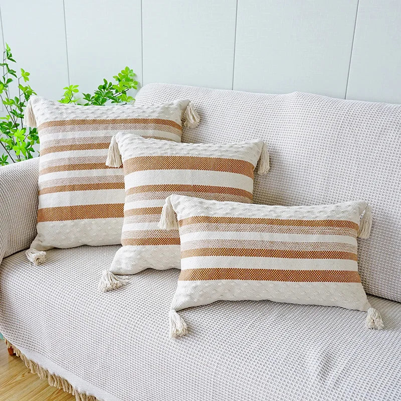 Funda de almohada DecorBites™ color marfil, marrón, café y rayas negras con borlas, disponible en tamaños de 45x45 cm, 30x50 cm y 50x50 cm.