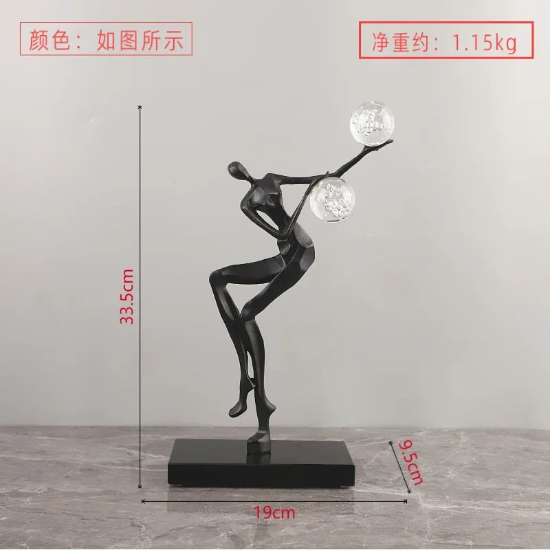 Figura escultórica acrobática de un hombre dorado bailando sobre una bola de cristal DecorBites™ para decoración del hogar