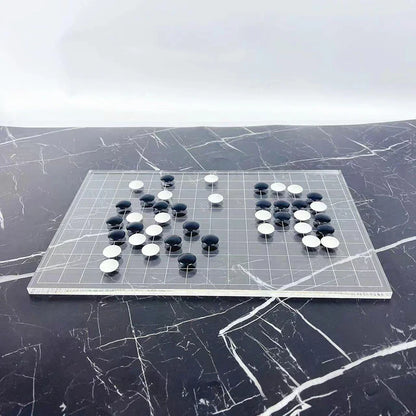 Juego de ajedrez geométrico DecorBites™: tablero y piezas minimalistas para partidas informales.