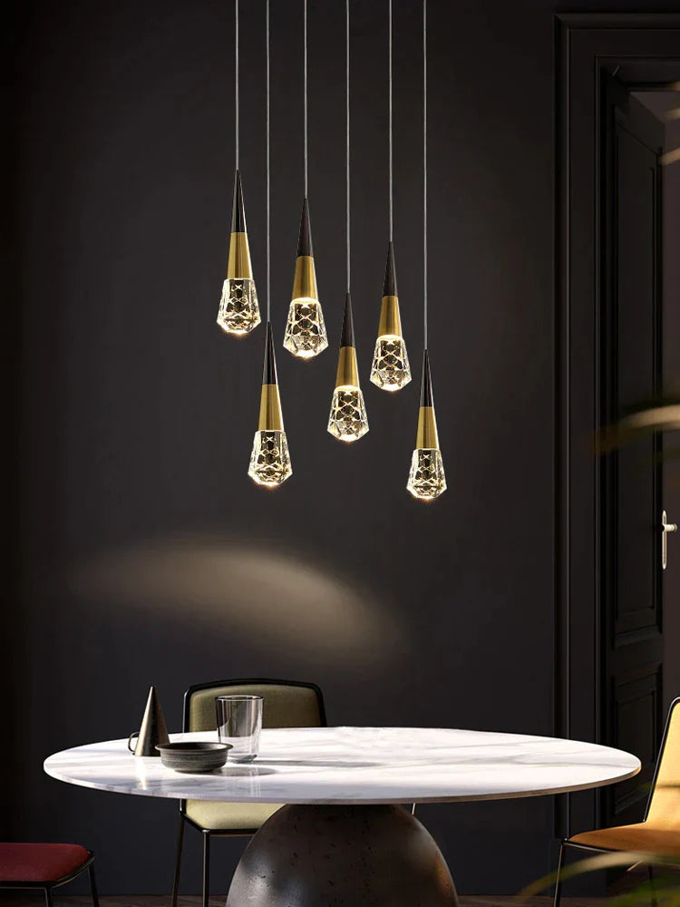 Lámpara de araña de cristal DecorBites™ con luz LED para escaleras, ideal para salas de estar, cocinas y restaurantes elegantes.