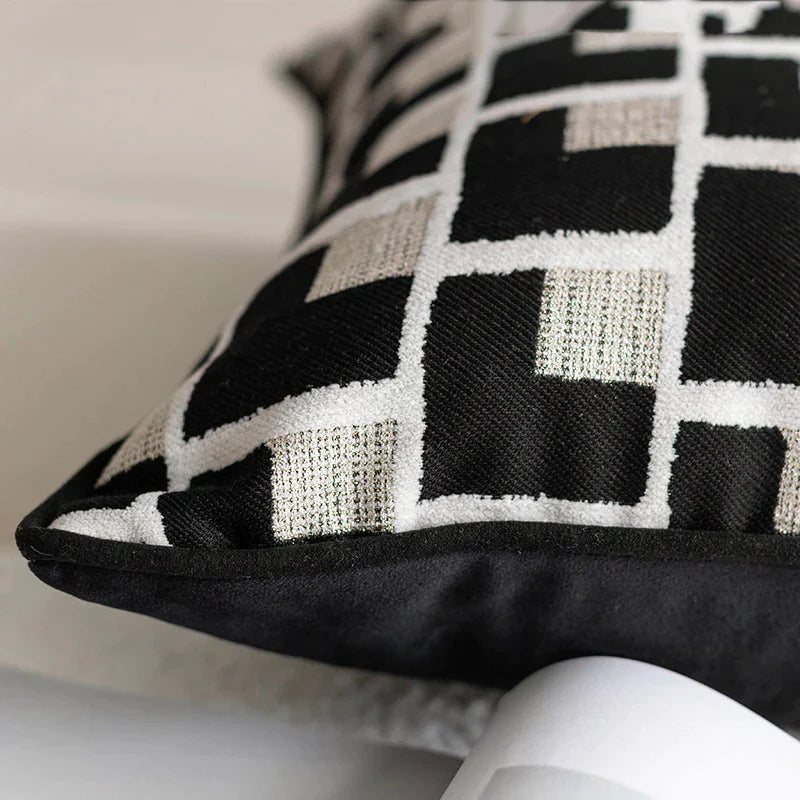 Funda de cojín DecorBites™ con textura geométrica en negro y dorado para una decoración elegante del salón.