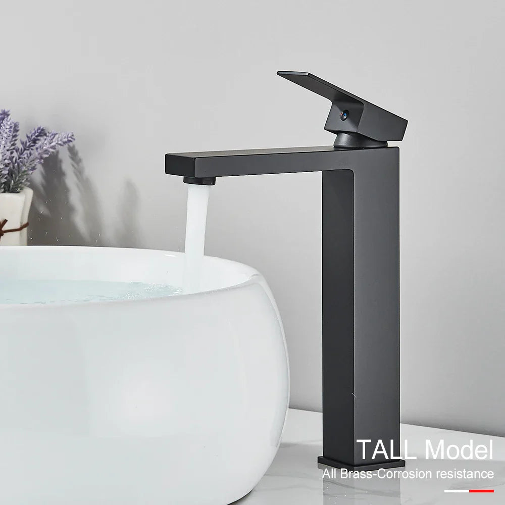 Grifo de lavabo cuadrado DecorBites™ de latón negro: Grifo mezclador para lavabo de baño, modelo alto de un solo mando.
