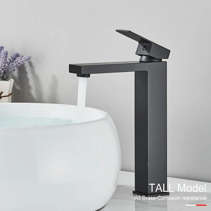 Grifo de lavabo cuadrado DecorBites™ de latón negro: Grifo mezclador para lavabo de baño, modelo alto de un solo mando.