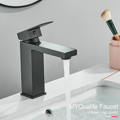 Grifo de lavabo cuadrado DecorBites™ de latón negro: Grifo mezclador para lavabo de baño, modelo alto de un solo mando.