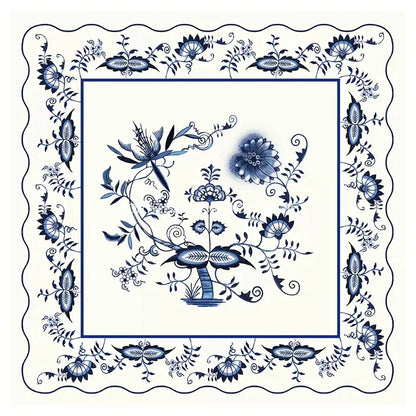 غطاء مفرش طاولة DecorBites™ بطبعة البصل الأزرق: ديكور فاخر لحفلات الطعام الريفية الفرنسية