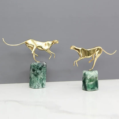 DecorBites™ Figura decorativa de metal con diseño de leopardo dorado, guepardo y mármol verde.