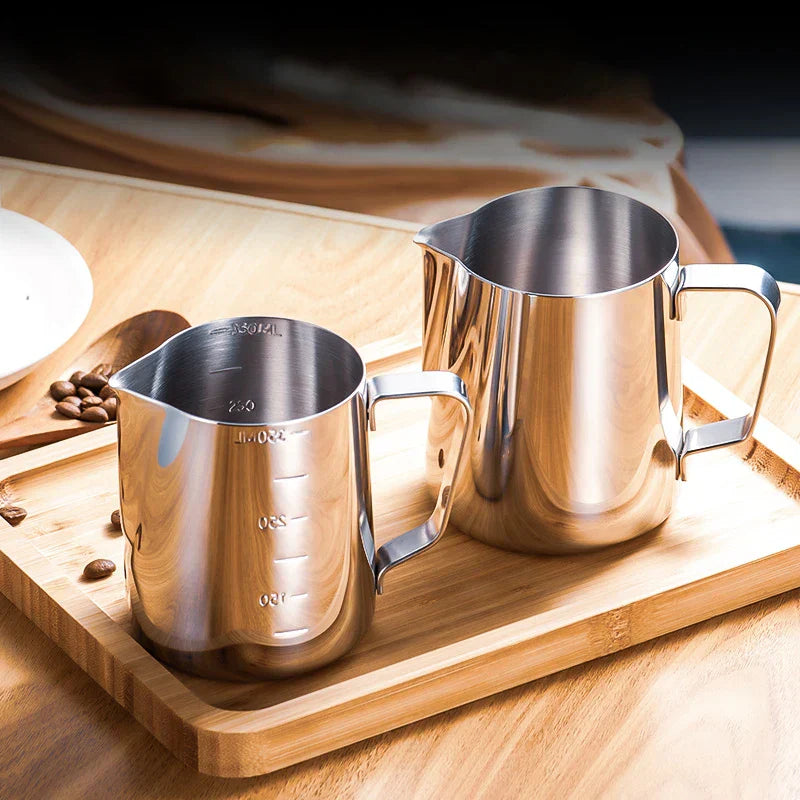 Taza de Arte Latte Decorbites™ con Aguja de Extracción, Escala de Medición, Espumador de Leche, Taza Garland