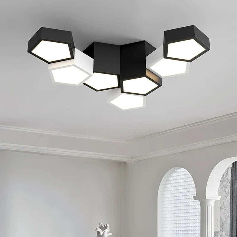 مصابيح السقف الهندسية من DecorBites™: وحدات إضاءة عصرية ومبتكرة لغرفة النوم الرئيسية