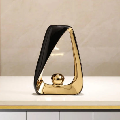 Escultura de esqueleto con triángulos geométricos y bola dorada DecorBites™: Figura decorativa abstracta para el hogar