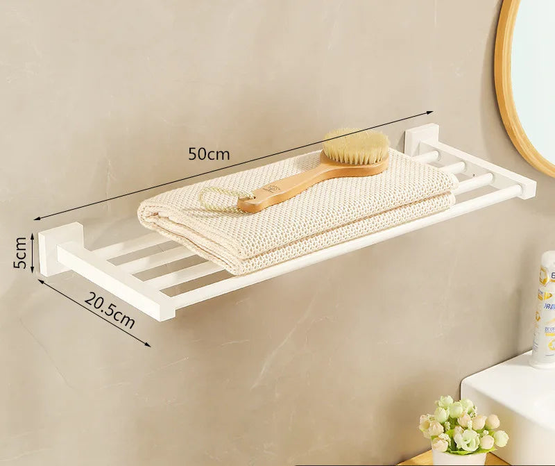 مجموعة حمام DecorBites™: رف أبيض كريمي، وحامل مناشف، وحامل ورق، وحامل فرشاة، وأدوات معدنية