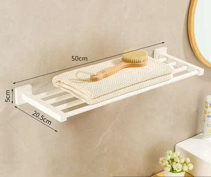 مجموعة حمام DecorBites™: رف أبيض كريمي، وحامل مناشف، وحامل ورق، وحامل فرشاة، وأدوات معدنية