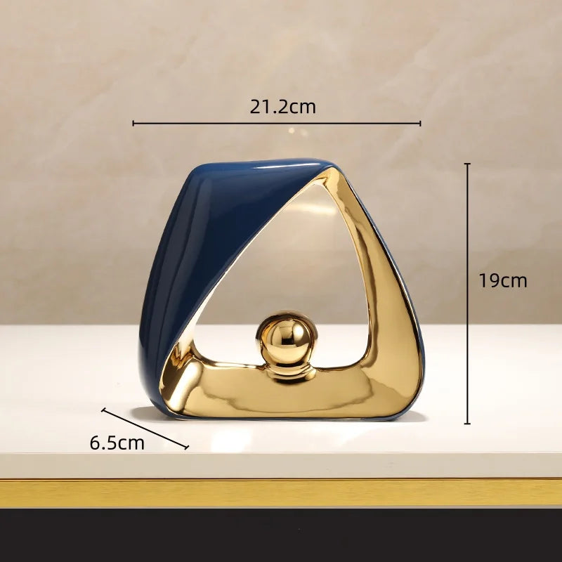 Escultura de esqueleto con triángulos geométricos y bola dorada DecorBites™: Figura decorativa abstracta para el hogar