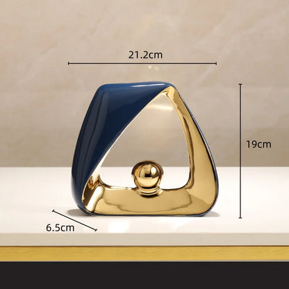 Escultura de esqueleto con triángulos geométricos y bola dorada DecorBites™: Figura decorativa abstracta para el hogar