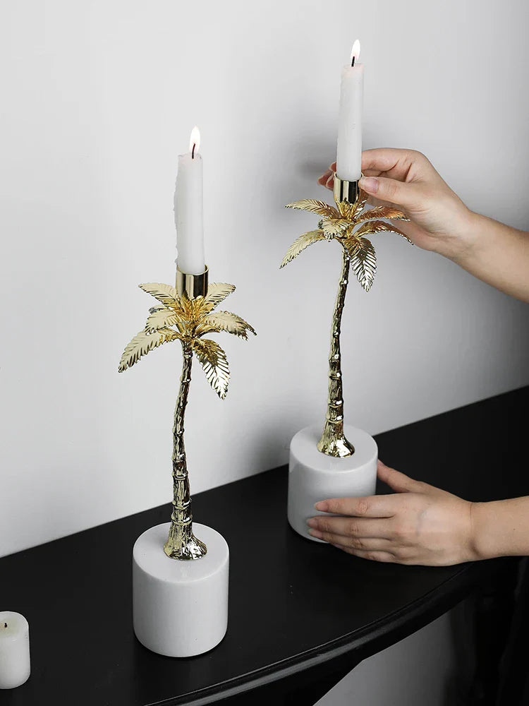 Candelabro DecorBites™ de metal dorado con base de mármol blanco Volakos para una decoración de hogar de lujo