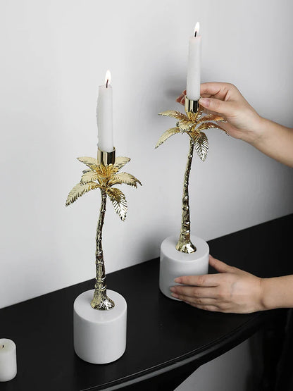 Candelabro DecorBites™ de metal dorado con base de mármol blanco Volakos para una decoración de hogar de lujo